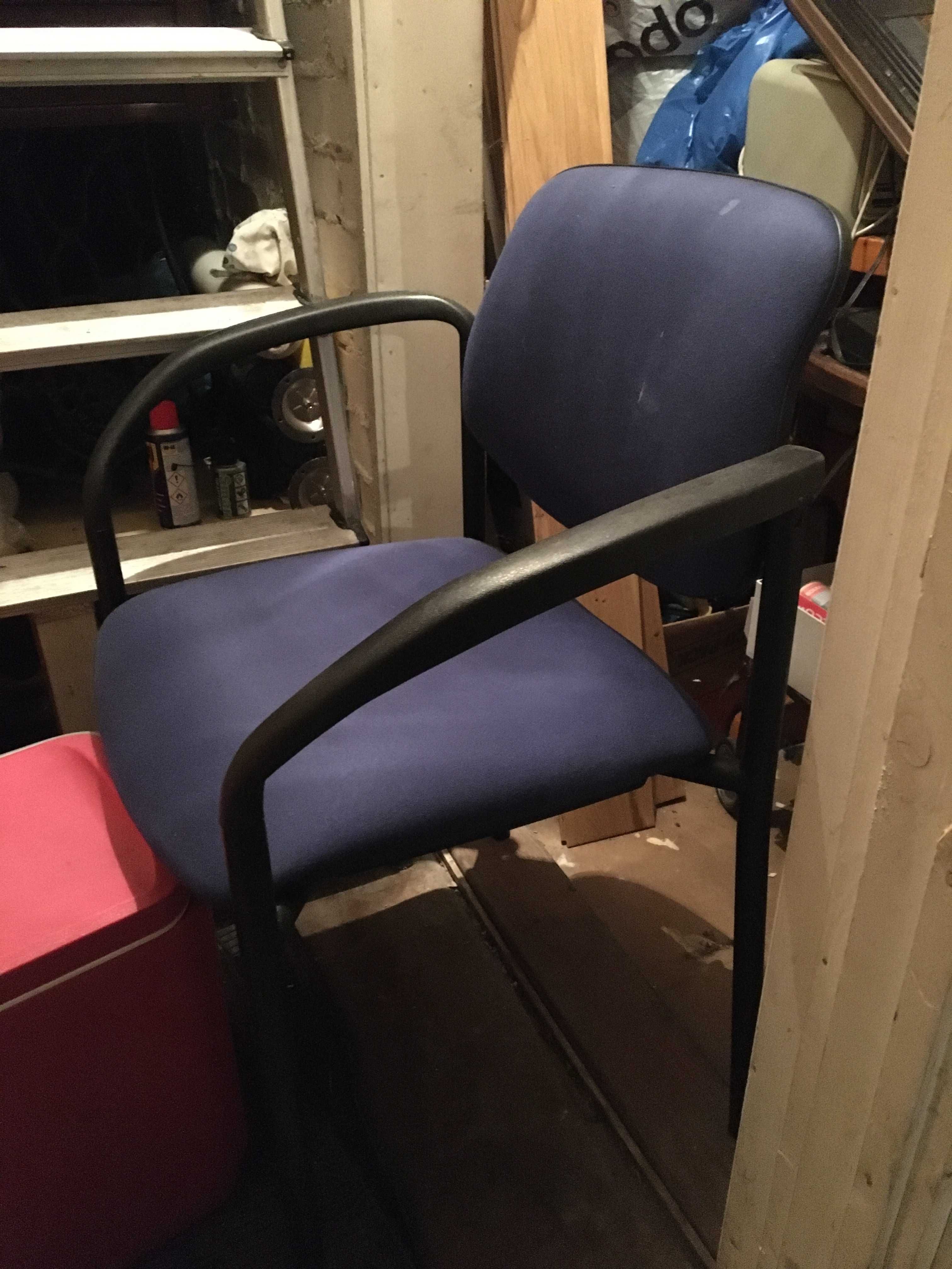 Krzesło biurowe niebieskie