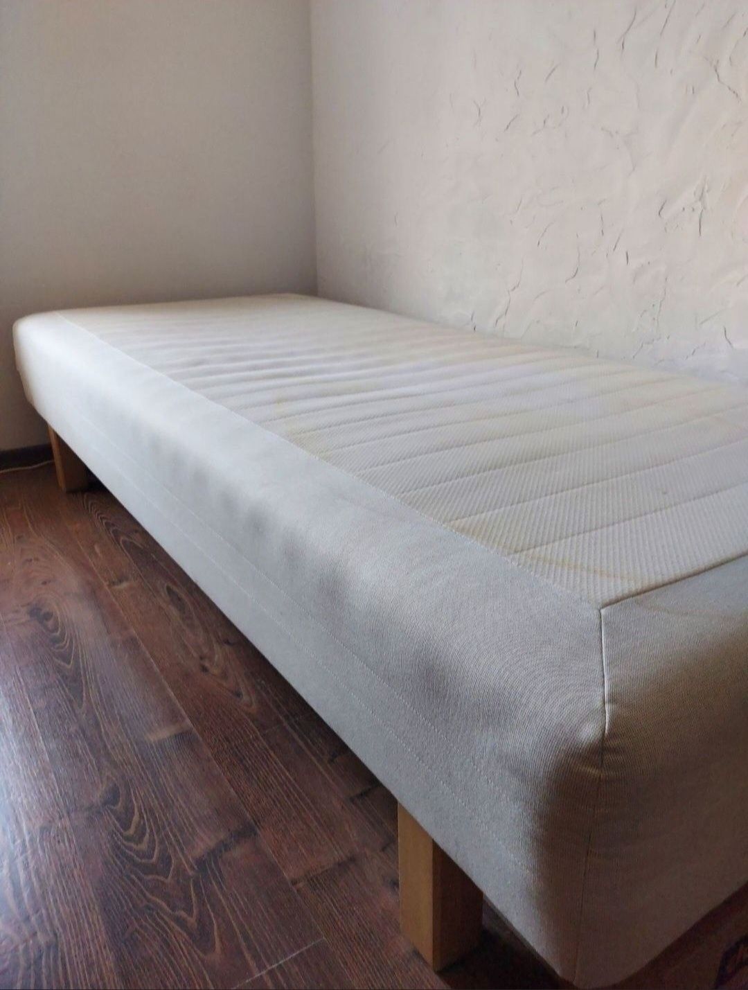 Łóżko na mieszkanie do pokoju z drewnianym stelażem materac dobry sen