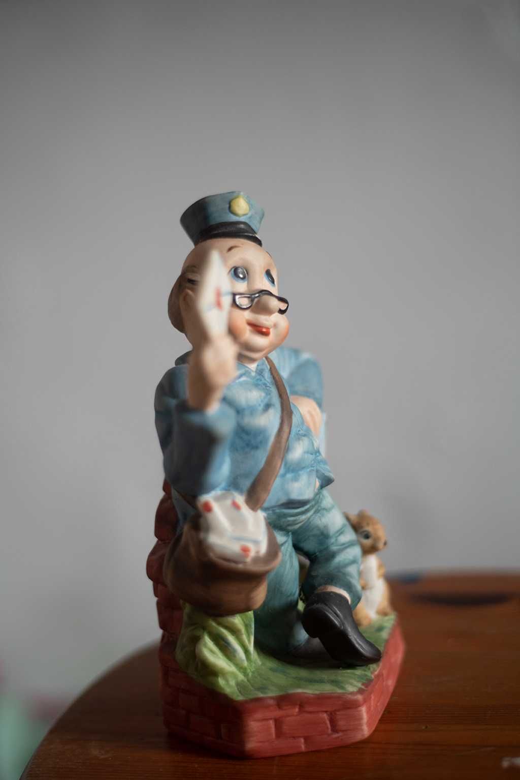 Porcelanowa figurka listonosza - wysokość 19 cm, porcelana.