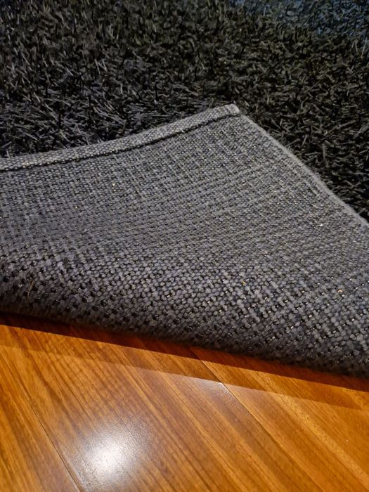 Tapete comprido preto: 85 cm X 250 cm.
