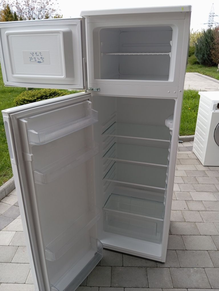 Холодильник с верхней морозильной камерой