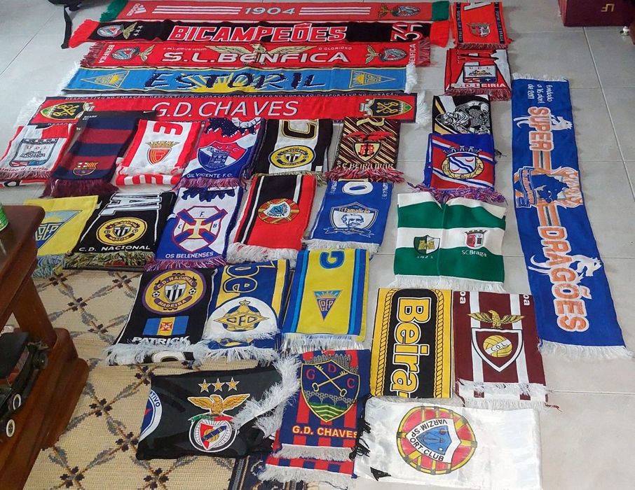 variados cachecois de varios clubes