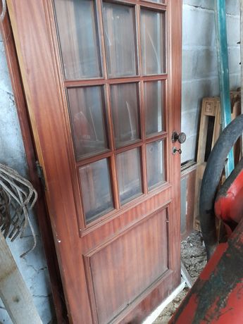Vendo 2 portas em madeira maciça com vidro