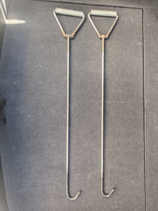 Chaves artesanais para levantar tampas de chão