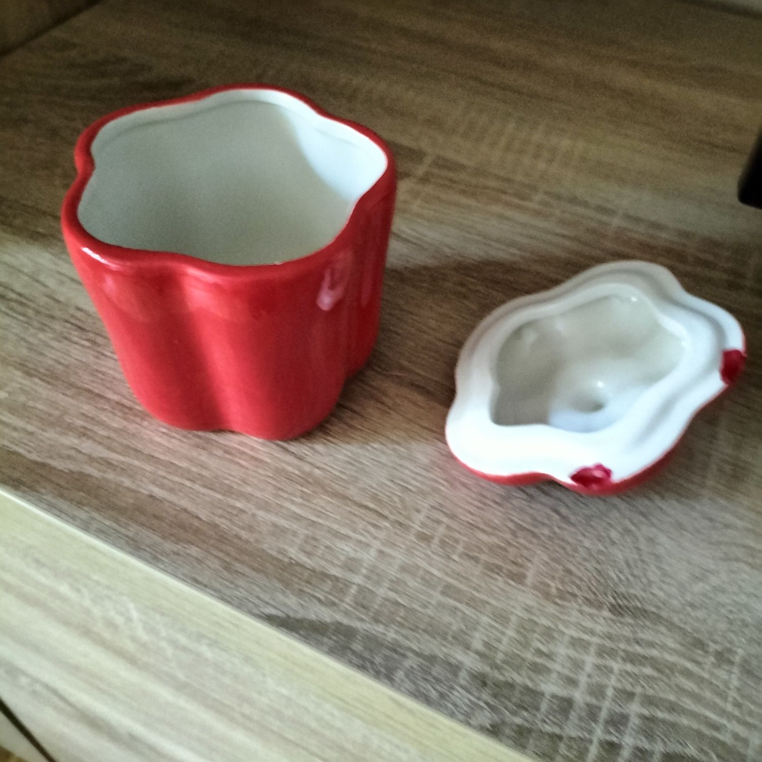 Nowy pojemnik z przykrywką Sinsay