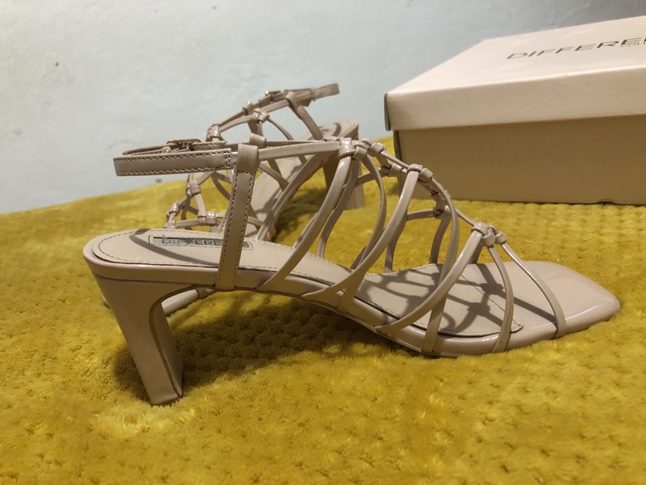 Sandálias em verniz Tam.40