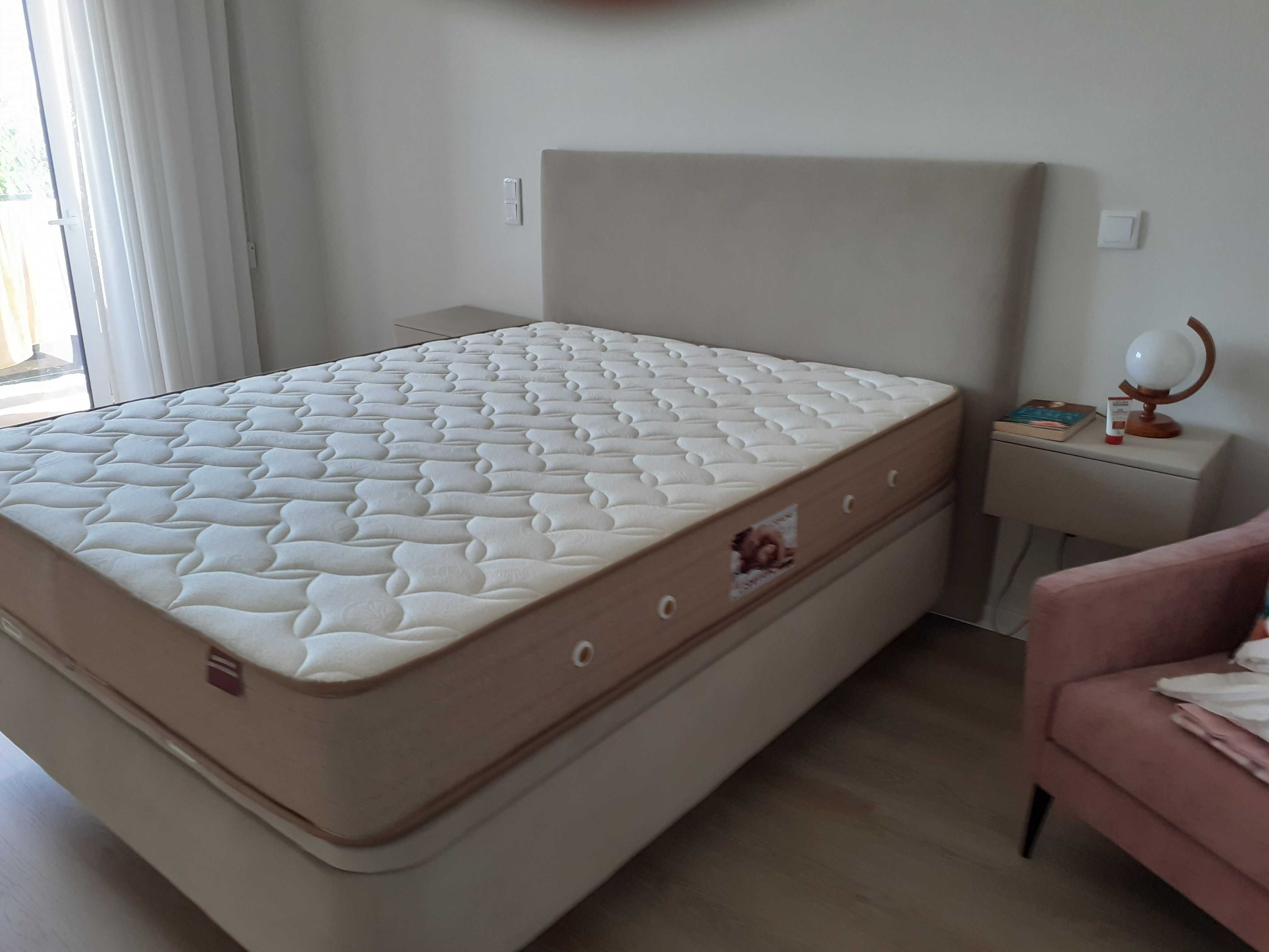 Cama elevatória, colchão e duas gavetas de parede sem usar
