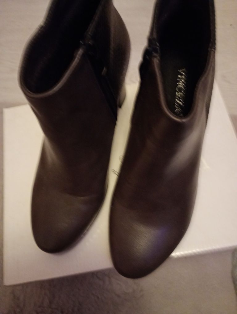 Ładne krótkie buty do kostek na obcasie