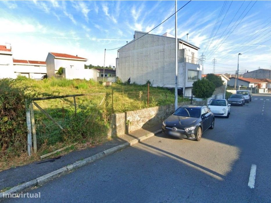Terreno para moradia de três frentes