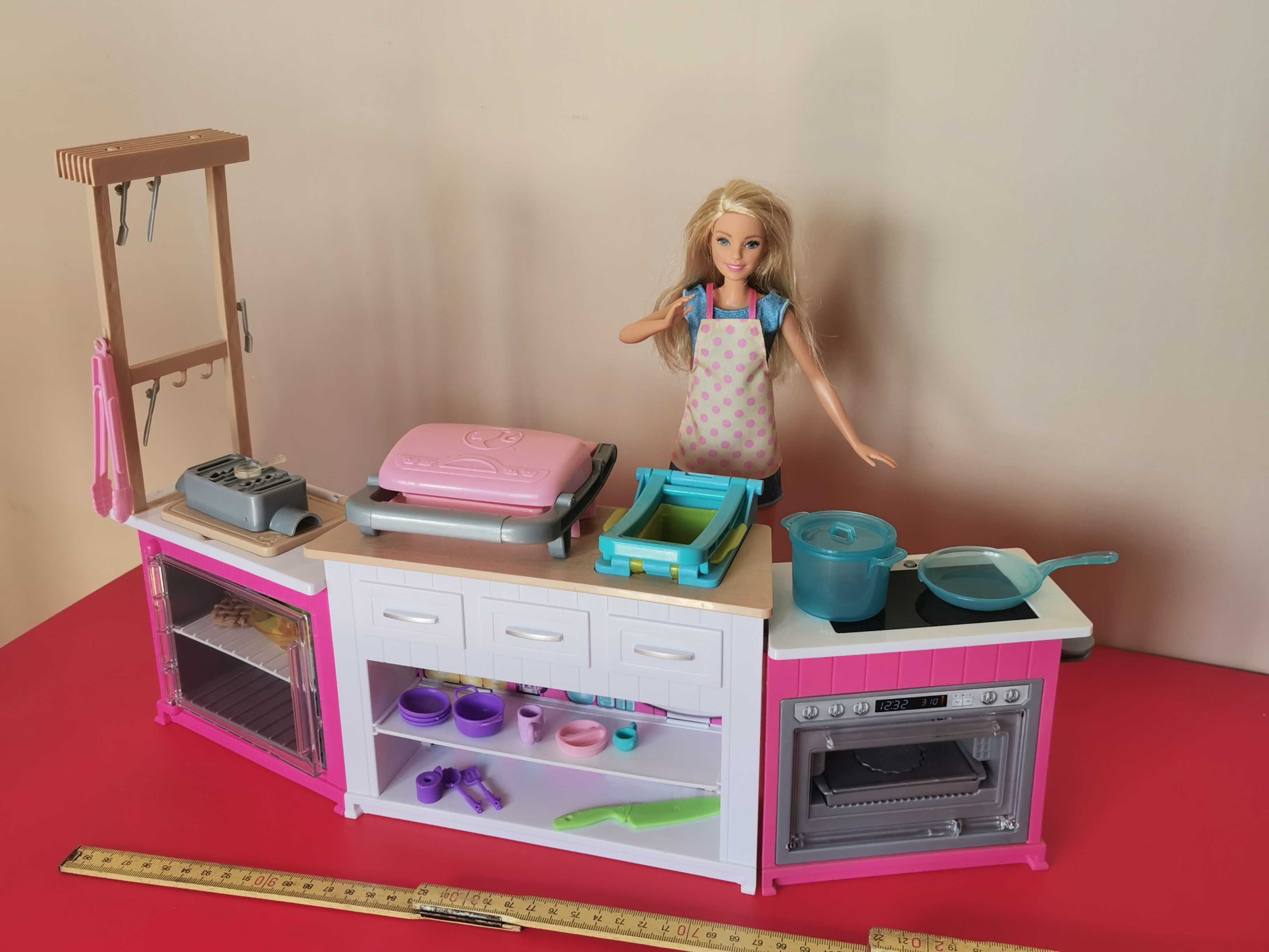 Barbie w kuchni, Barbie w fartuszku kuchennym, zestaw FRH 73
