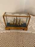 barco antigo em receptaculo em vidro
