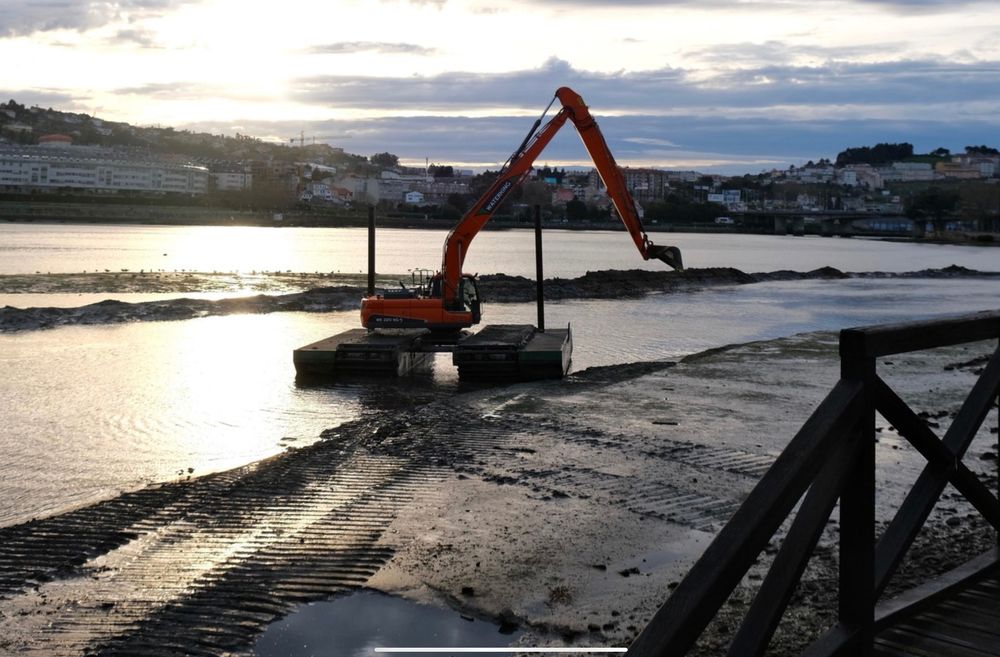 Плавающий экскаватор амфібія. Очистка водойми. Плаваючий екскаватор.