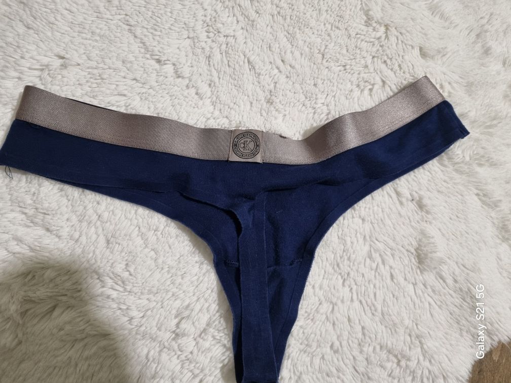 Calvin Klein - stringi. Rozmiar L