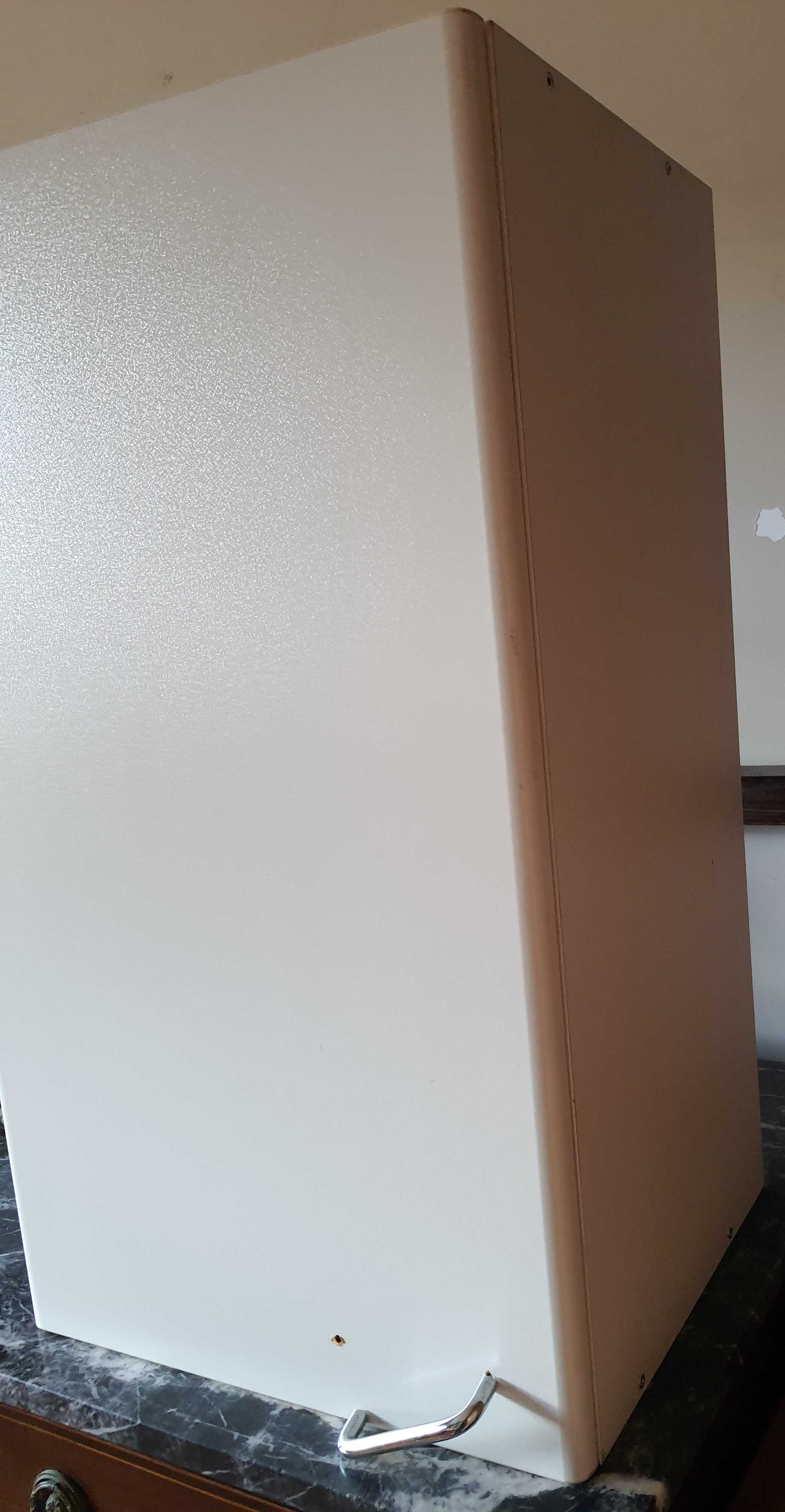 Armário branco simples