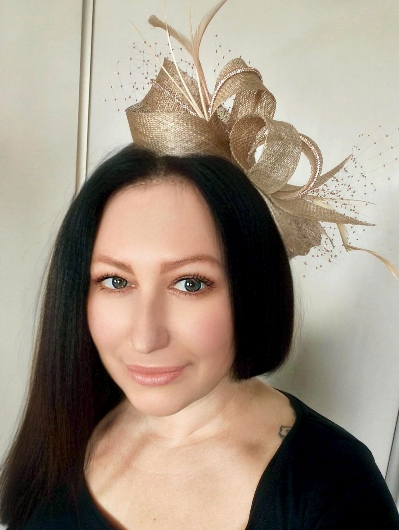 Beżowy fascynator nude złoto ivory fascynator z woalką na opasce