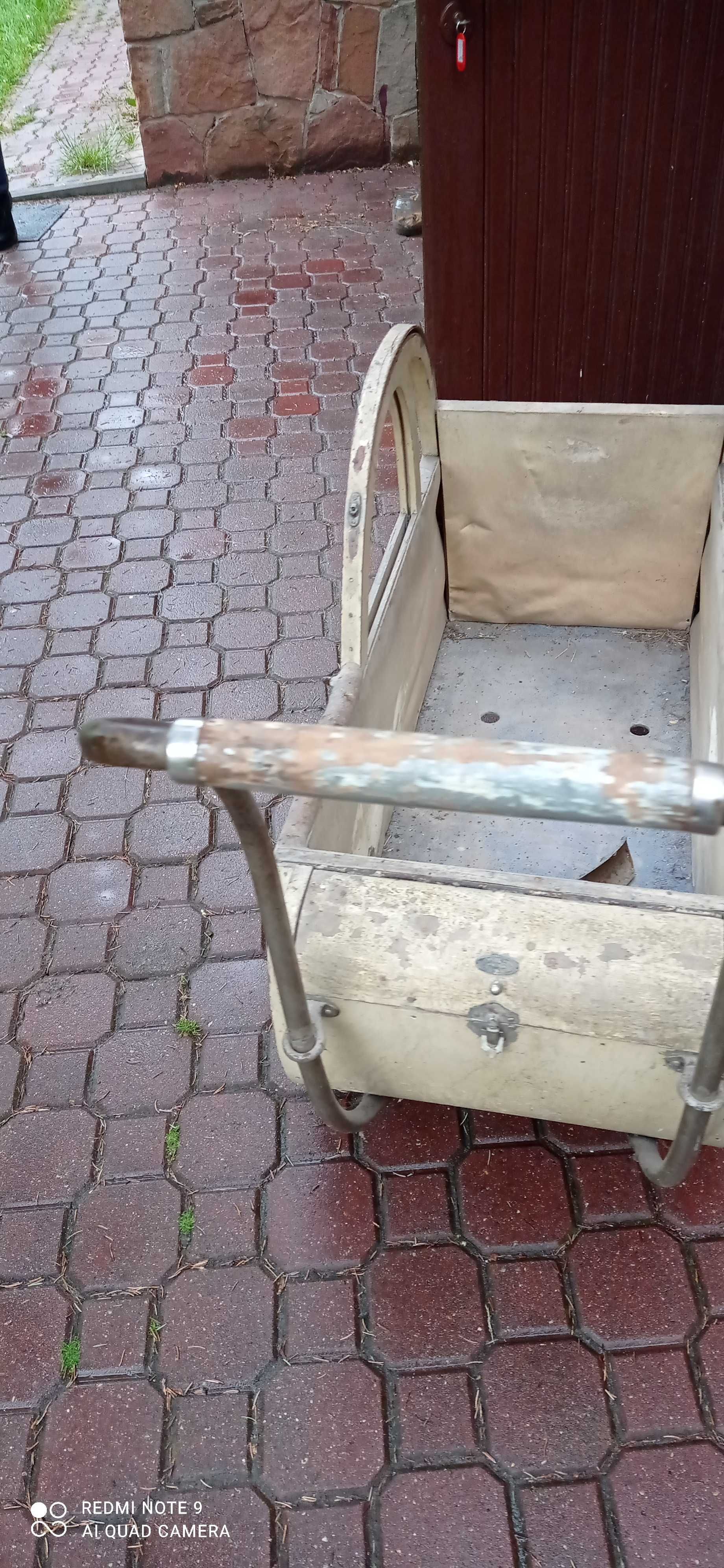 Stary zabytkowy wózek dziecięcy