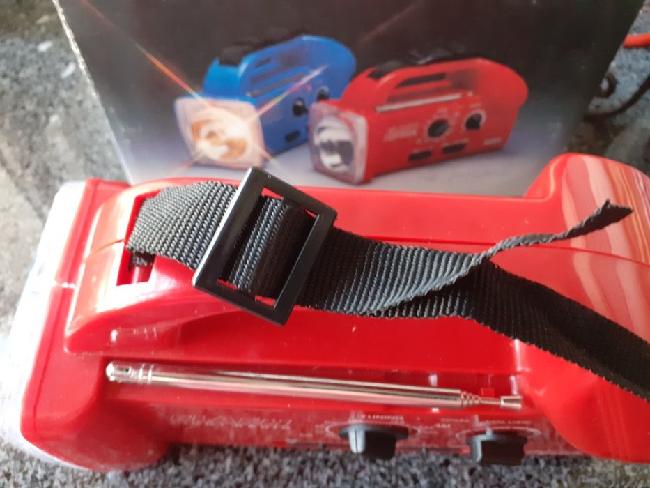 Lanterna a pilhas nova com pilhas incluídas