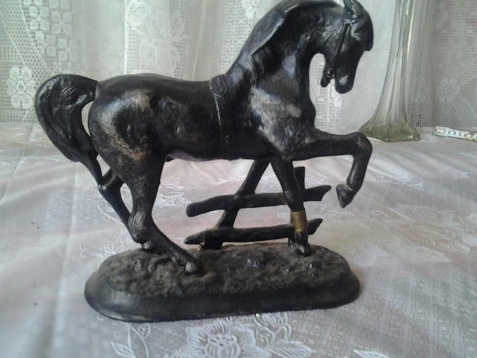 Продам статуэтку из чугуна Конь Куса