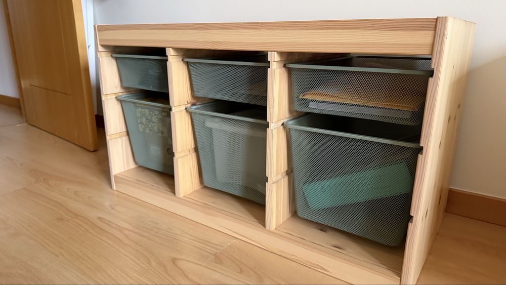 Estante IKEA TROFAST com caixas