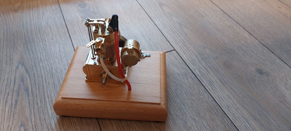 Model silnik czterosuwowy jednocylindrowy 1.6 cc z drewnianą podstawą