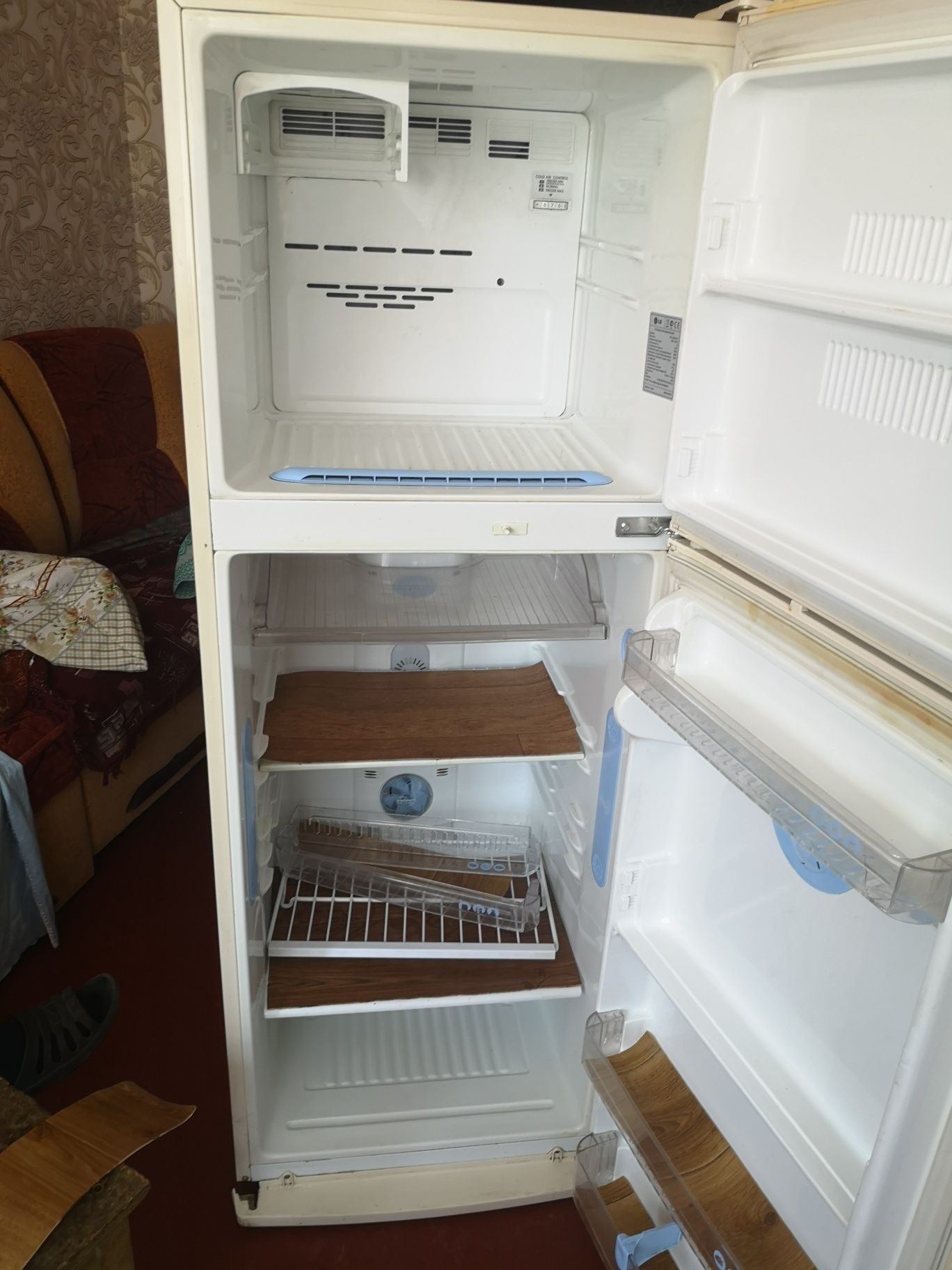 Продам холодильник lg в гарному стані суха заморозка