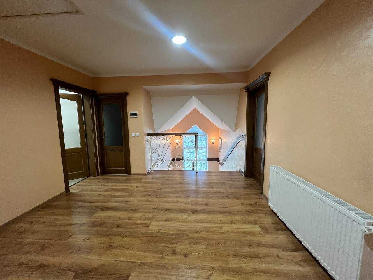 Будинок / особняк з закритим подвір'ям біля міста