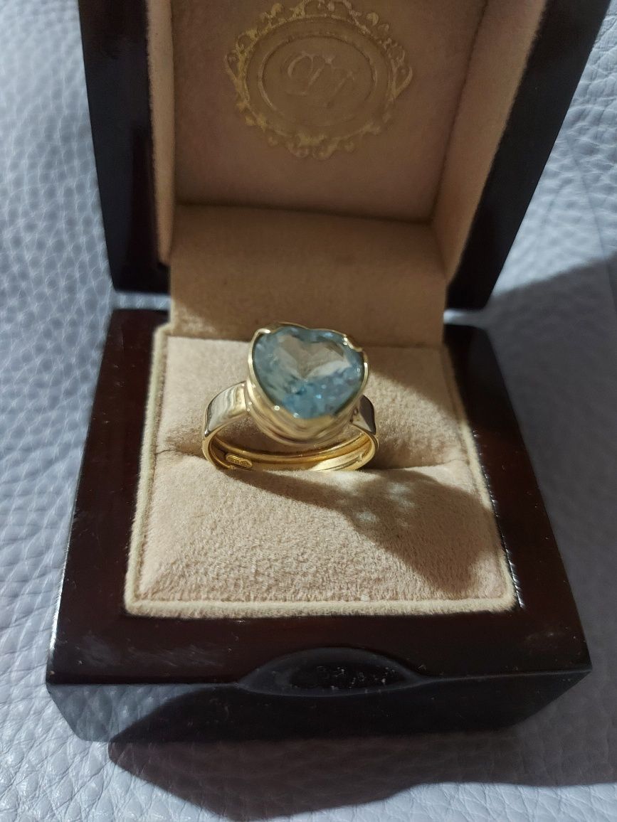 Золотое кольцос натуральным голубым топазом желтое золото 750пробы