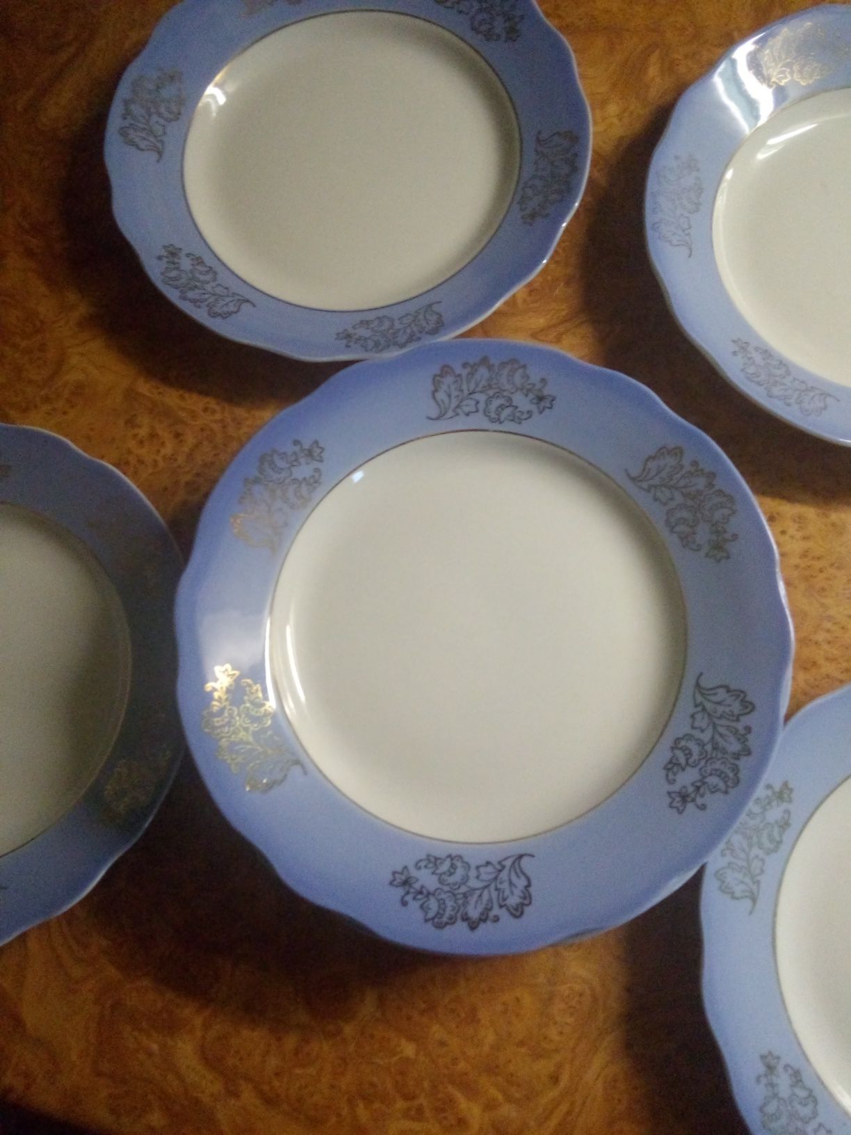 Тарелки фарфоровые голубые с позолотой.