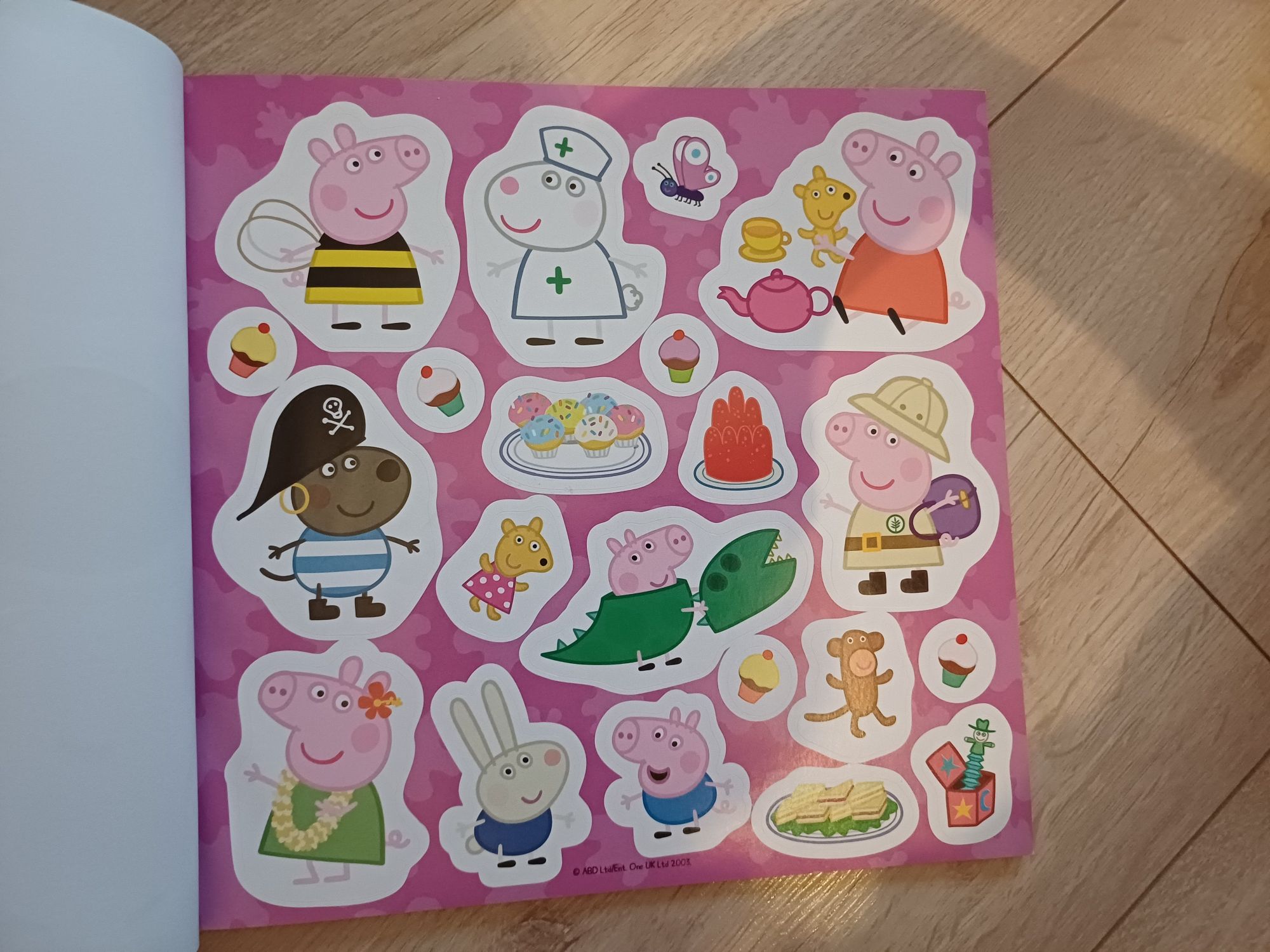 Książka świnka peppa z naklejkami