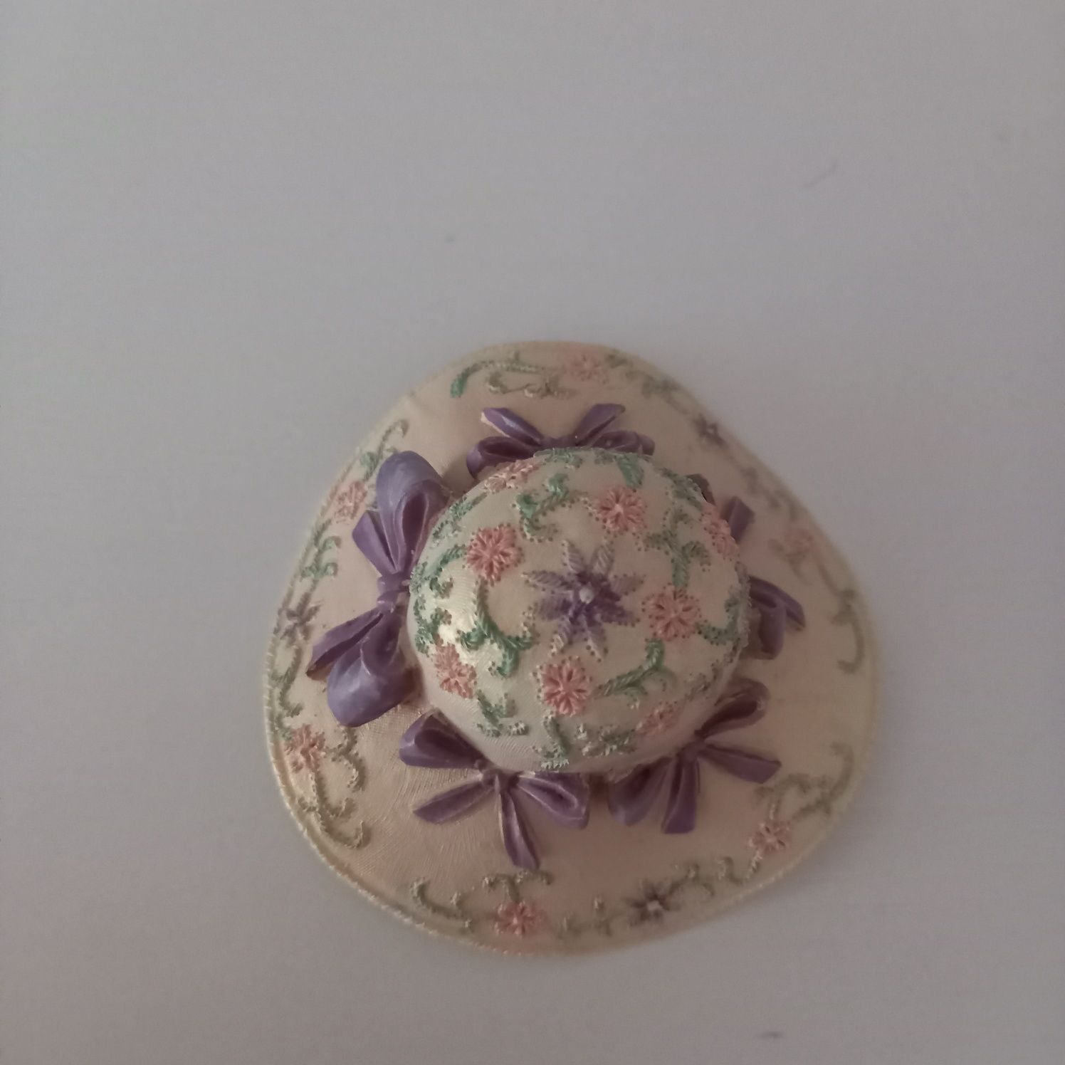 Kapelusz ceramiczny figurka kapelusik pastelowy perłowy liliowy kwiaty