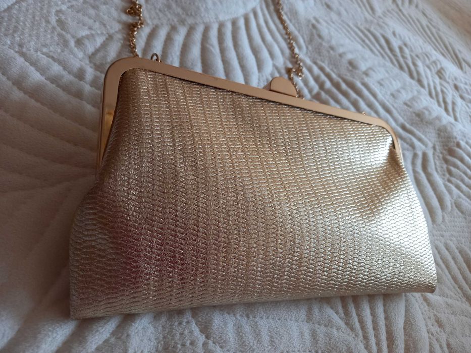 accessorize сумка на ланцюжку клатч золота 25х15 см