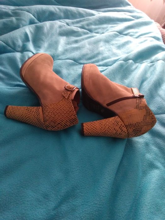 Botins bege em pele de altíssima qualidade nr. 36 marca Fátima Alves