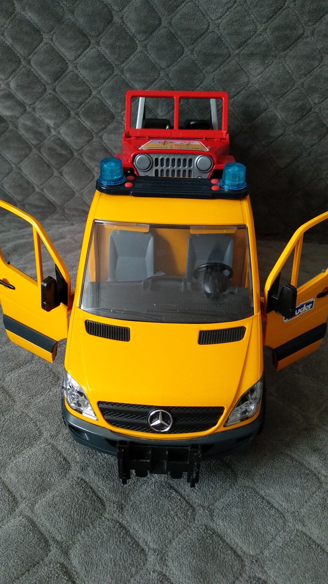 Евакуатор Bruder Mercedes Benz Sprinter 1:16 з джипом