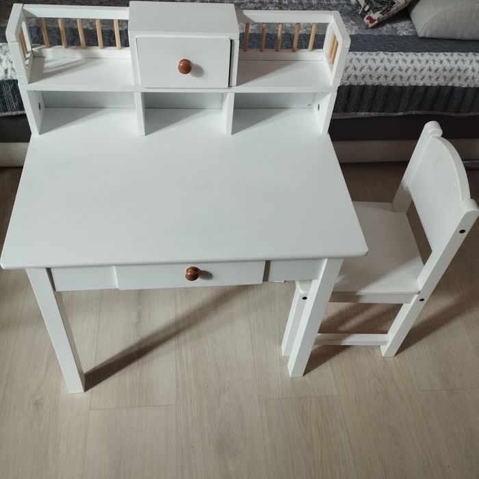 Drewniany stolik z krzesełkiem