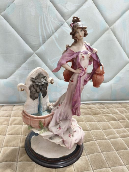 Estatueta em barro pintado