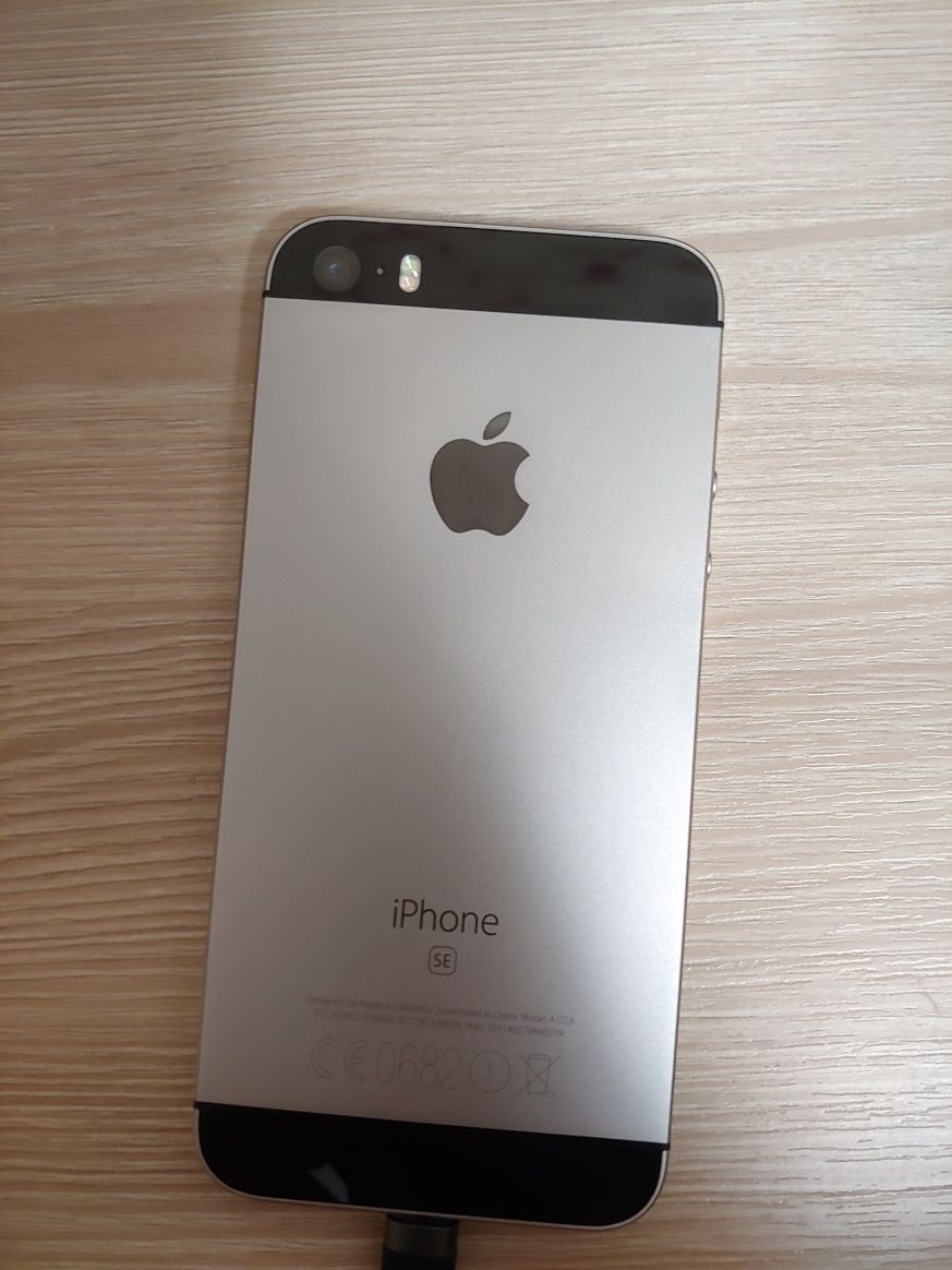 Iphone SE 64 гб серый
