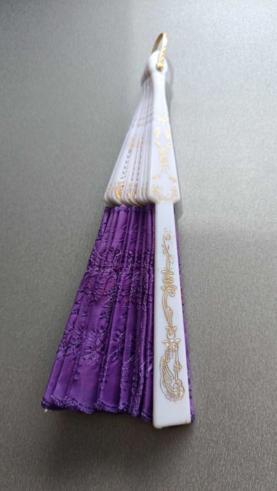 Веер с рисунком. Изготовлен из материи и пластика. Новый