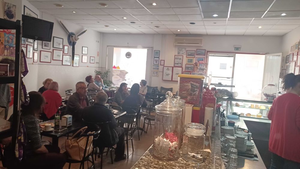 Pastelaria café a funcionar, chave na mão