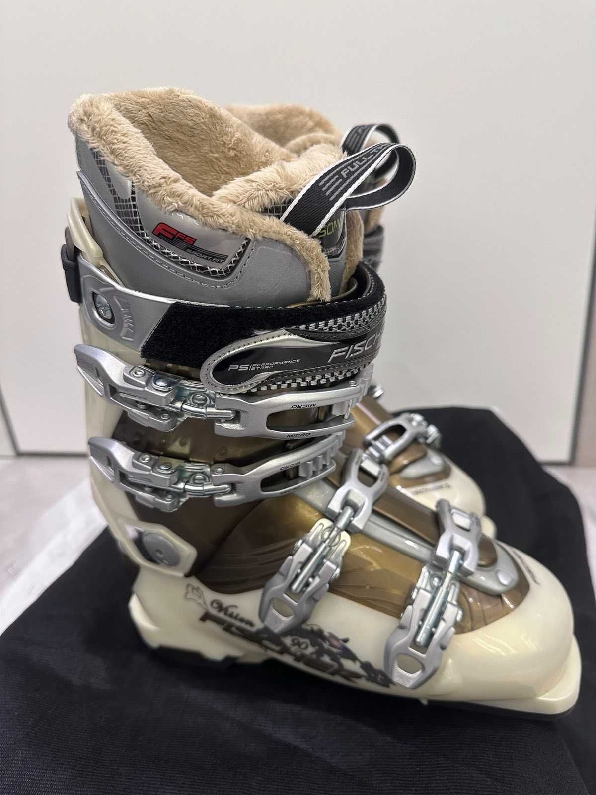 Жіночі гірськолижні черевики Fischer