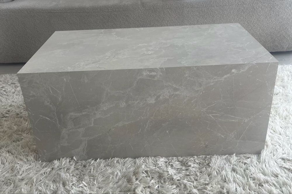 Stolik kawowy Westwing o wyglądzie trawertynu Lesley