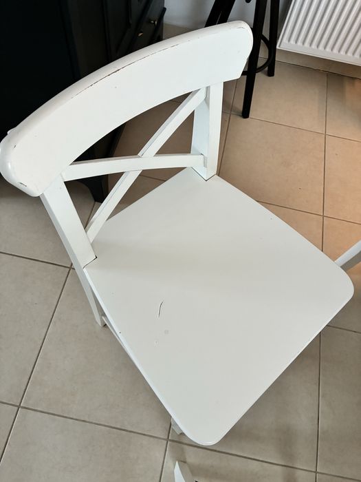 Dwa hokery , krzesła barowe .