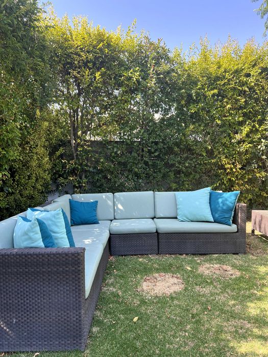 Conjunto de sofas de jardim em L e mesa de apoio em vidro e almofadas