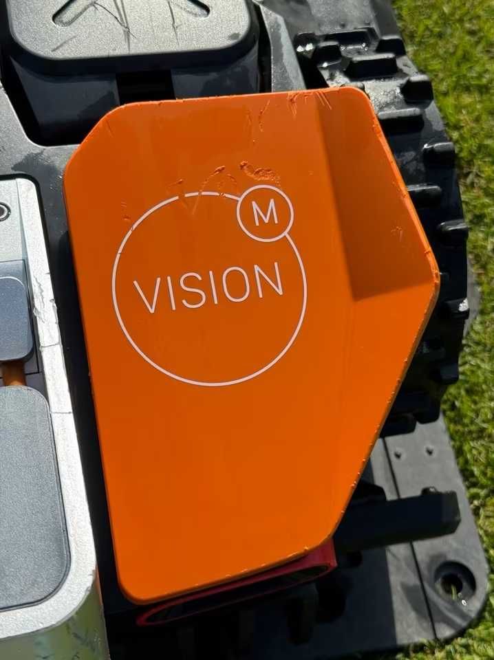 Samojezdny robot koszący Worx Landroid Vision M800 ze śladami używania