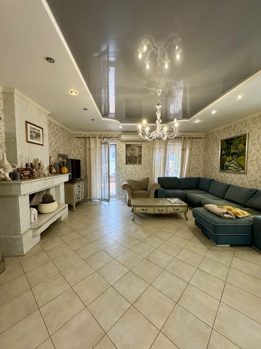 Будинок 300 кв.м. З усіма Комунікаціями та Гарною Ділянкою