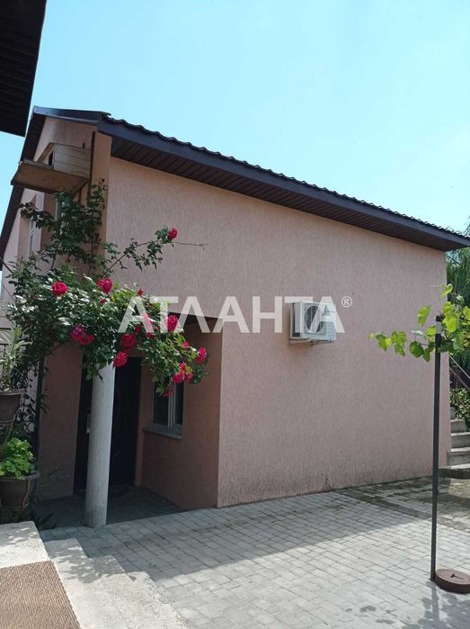 Дом 2016 года с гостевым домиком и ухоженным двориком