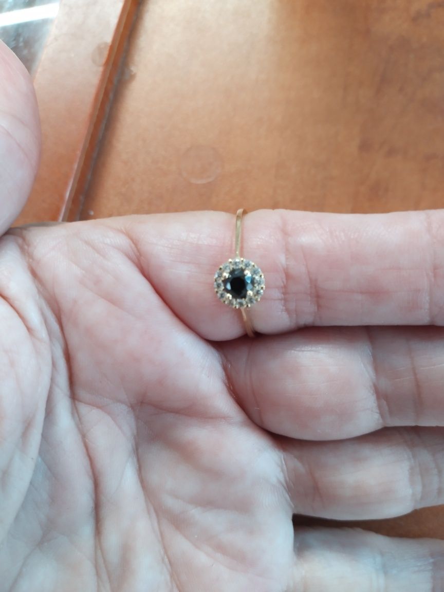 Złoty Nowy pierścionek oczko czarne roz.16.pr.585