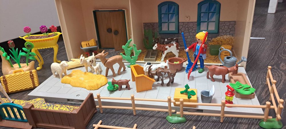 Ігровий конструктор Playmobil Germany 2011 року ферма