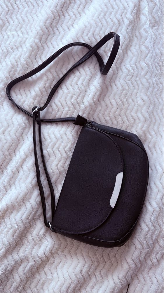 Czarna torebka crossbody