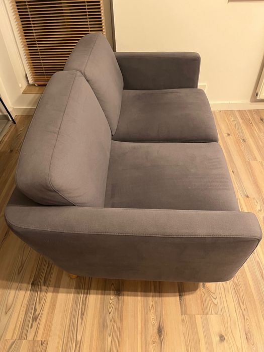 Szara skandynawska sofa 2 osobowa