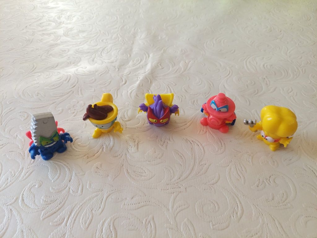 Variados bonecos